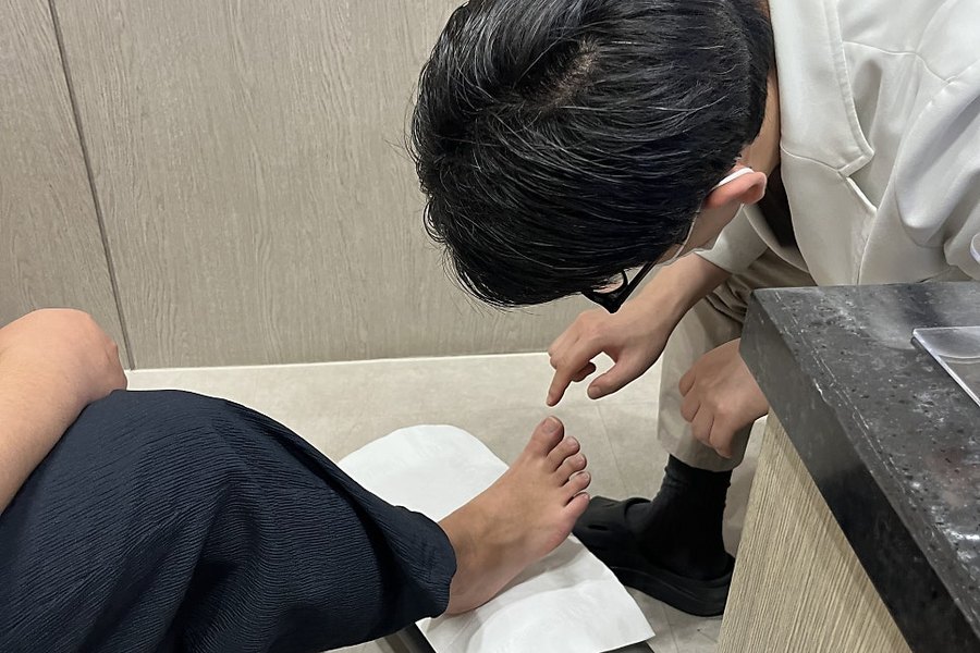 발톱만이 아니라 발 전체 상태를 같이 봅니다.